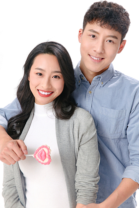 浪漫情侣拿着棒棒糖图片