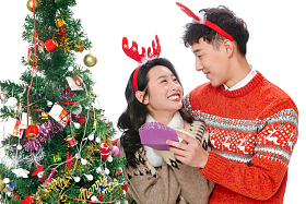 青年男人送女朋友圣诞礼物图片