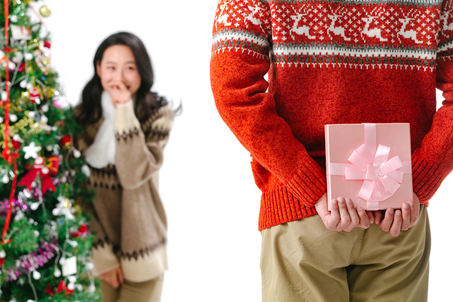 青年男人送女朋友圣诞礼物 青年男人送女朋友圣诞礼物