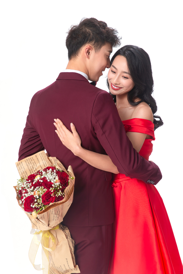 青年男人给女朋友送玫瑰花图片 青年男人给女朋友送玫瑰花图片