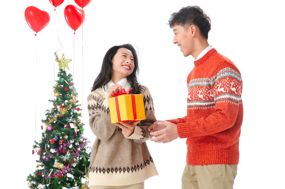 青年男人送女朋友圣诞礼物 青年男人送女朋友圣诞礼物