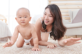 快乐母子玩耍照片