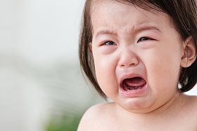 宝宝张着嘴大哭