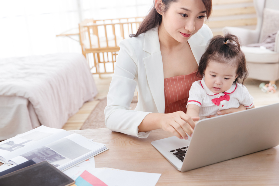 年轻妈妈抱着孩子使用电脑 年轻妈妈抱着孩子使用电脑