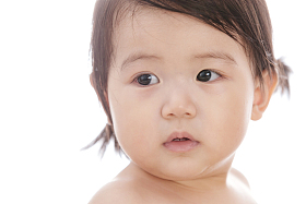 可爱宝宝在玩耍