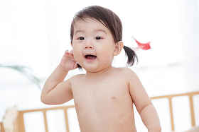 可爱宝宝在玩耍