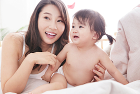 快乐母女玩耍图片