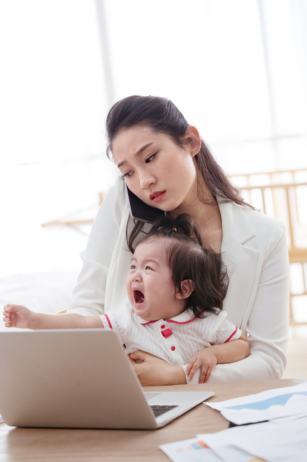 年轻妈妈抱着孩子使用电脑图片