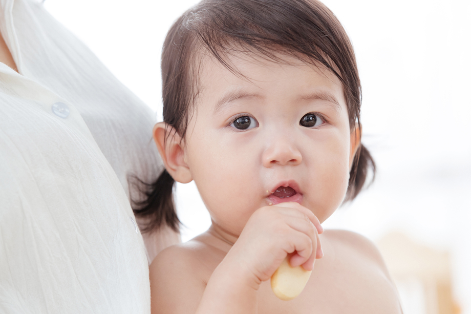 可爱宝宝在吃东西照片 可爱宝宝在吃东西照片
