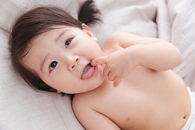 可爱宝宝躺在床上