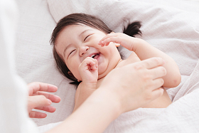 可爱宝宝在玩耍