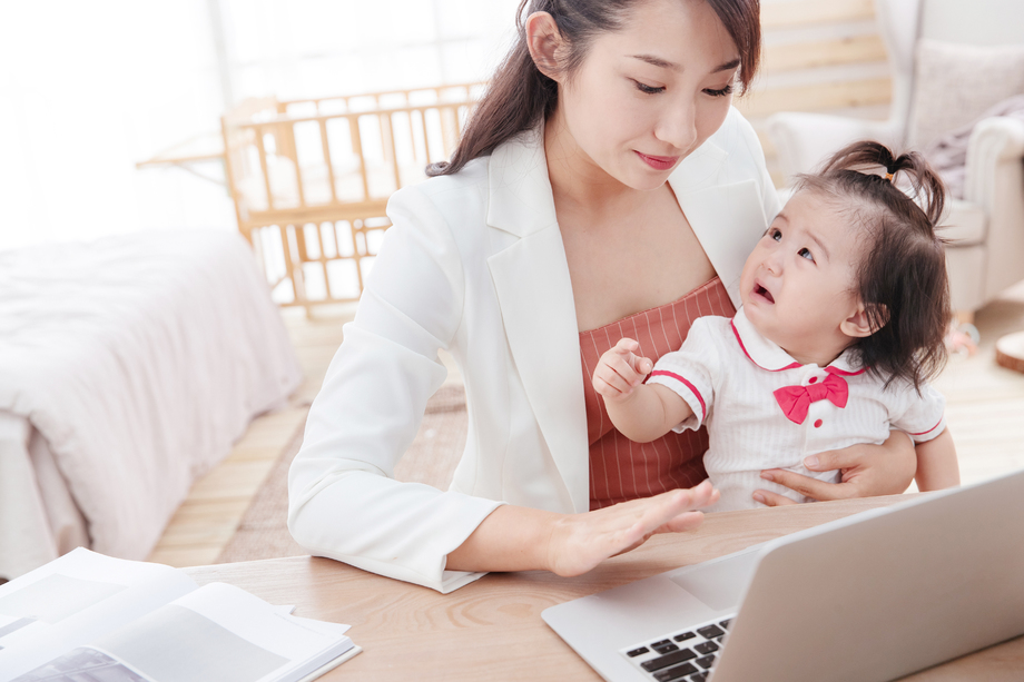 年轻妈妈抱着孩子使用电脑 年轻妈妈抱着孩子使用电脑