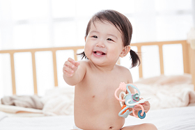 宝宝坐在床上玩耍