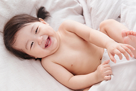 可爱宝宝躺在床上照片