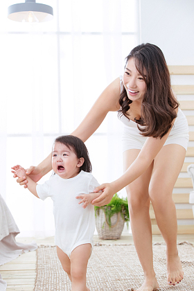 年轻妈妈扶着宝宝