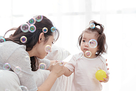 快乐母女玩耍图片