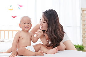 快乐母子玩耍图片