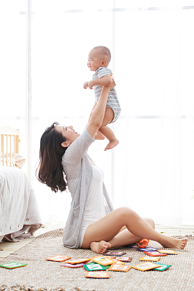 快乐母子玩耍图片