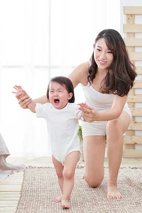 年轻妈妈扶着宝宝图片