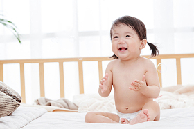 可爱宝宝在玩耍