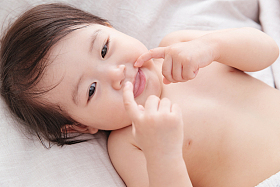 可爱宝宝躺在床上