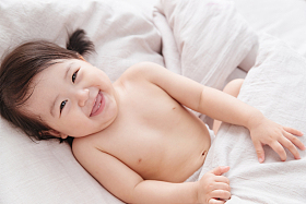 可爱宝宝躺在床上