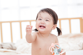 宝宝坐在床上玩耍照片