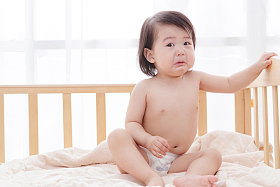 宝宝坐在床上哭图片