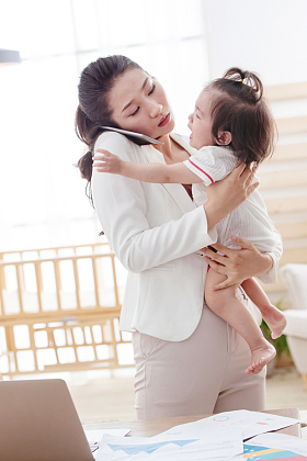 年轻妈妈抱着孩子使用电脑图片