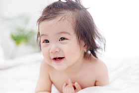 可爱宝宝在玩耍