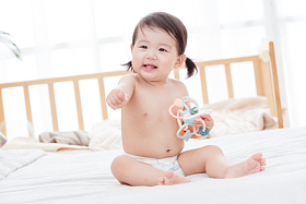 宝宝坐在床上玩耍照片