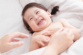 可爱宝宝在玩耍