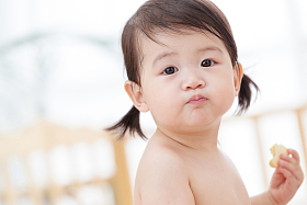 可爱宝宝在吃东西