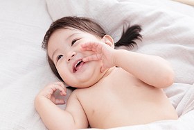 可爱宝宝躺在床上图片