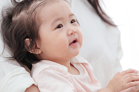 可爱宝宝在玩耍照片