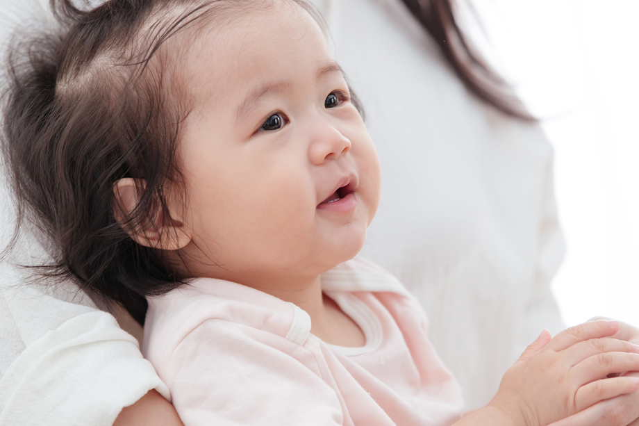 可爱宝宝在玩耍照片