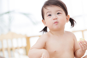 可爱宝宝在吃东西图片