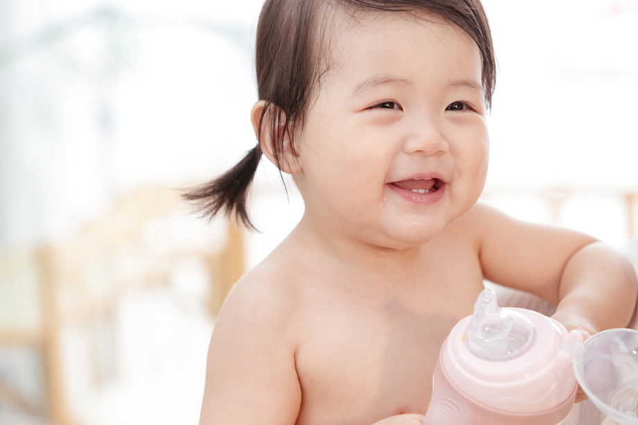 可爱宝宝喝奶 可爱宝宝喝奶