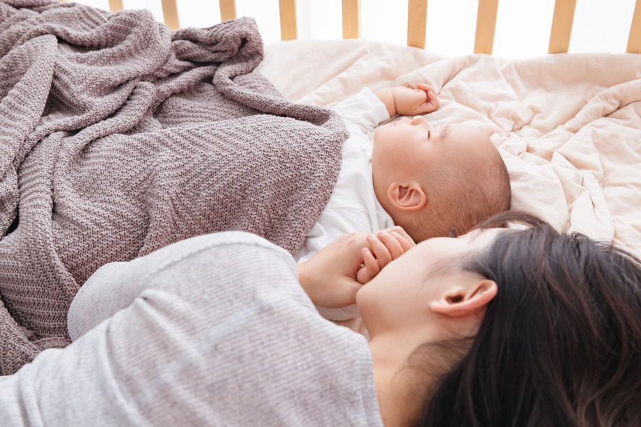 妈妈陪宝宝睡觉 妈妈陪宝宝睡觉