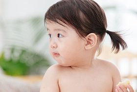 可爱宝宝在吃东西