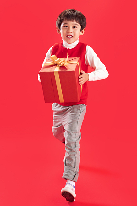 小男孩拿新年礼物图片