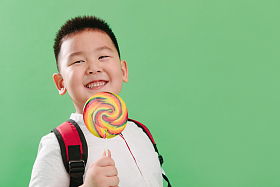 可爱的小男孩拿着棒棒糖