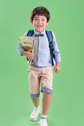 背书包的快乐小学生