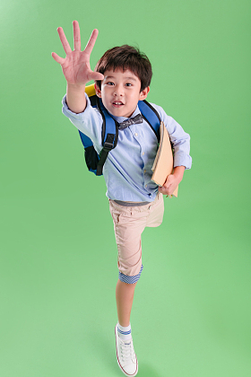 背书包的快乐小学生照片