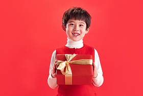 小男孩拿新年礼物