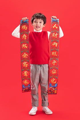 小男孩拿着春联过新年