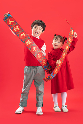 两个小朋友拿着春联