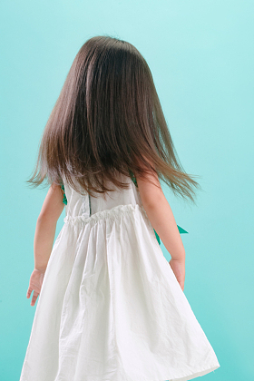 长发飘飘的可爱小女孩图片