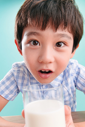 小男孩和一杯牛奶照片