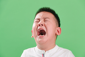 伤心的小男孩哭图片
